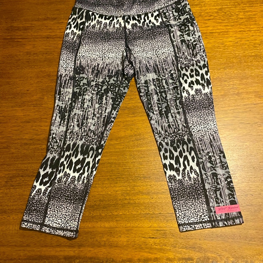 Betsey Johnson black grey 3 quarter leggings!
